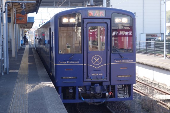 話題のクルーズトレイン『ななつ星』など、多くの観光列車を企画してきたJR九州と水戸岡鋭治氏のコラボの一つである。