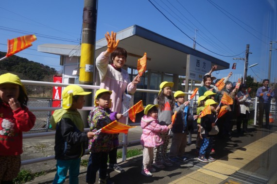 沿線ではかわいい孫のような幼稚園児たちが旗を振って見送ってくれるのもシニアにはうれしい。