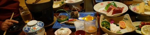 お刺身、天ぷら、茶碗蒸し、お吸い物、…うーん見事な『典型的昭和観光旅館料理』