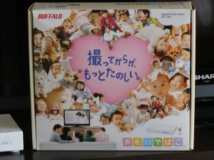 『おもいでばこ』のパッケージ。白を基調に写真を多用した「家電仕様」だ（旧製品）