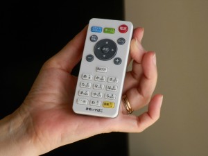 テレビのものにならったリモコン。画面にリモコンのどのボタンを押せばよいかのガイドが表示されるのはわかりやすい