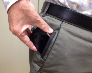 「Mobile　Pocket」と名付けられた携帯やスマホをサッと取り出せるサブポケット。腰掛けても落ちないように深さと角度も考えられている 